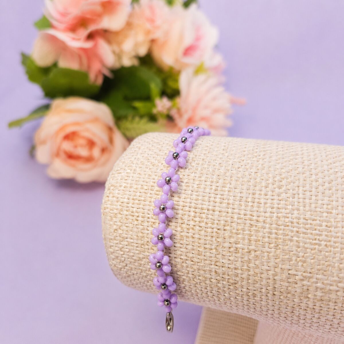 Pulseira Eloíse: florzinhas em lilás, a cara da Angeli